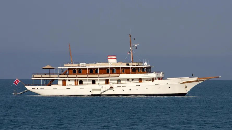 teorem-yacht-exterior