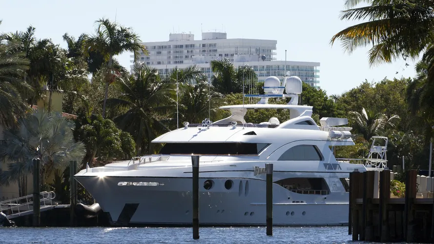 wheels-yacht-exterior