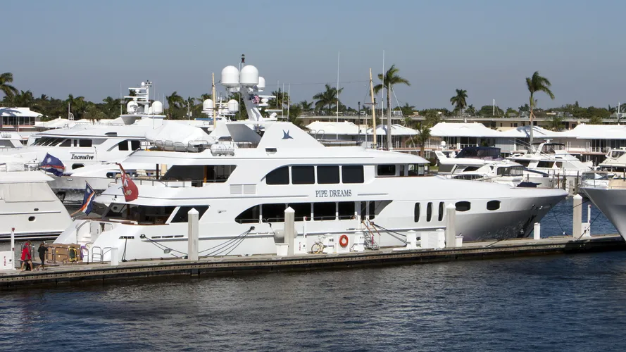 pipe-dreams-yacht-exterior