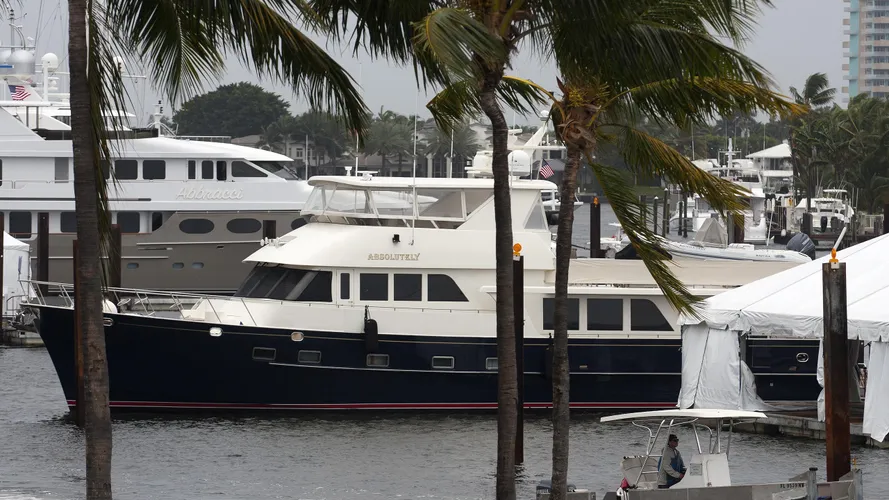 absolutely-yacht-exterior