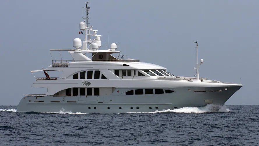 kitty-yacht-exterior