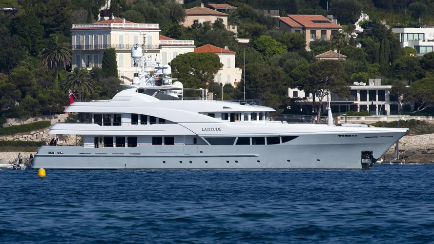 latitude-yacht-exterior