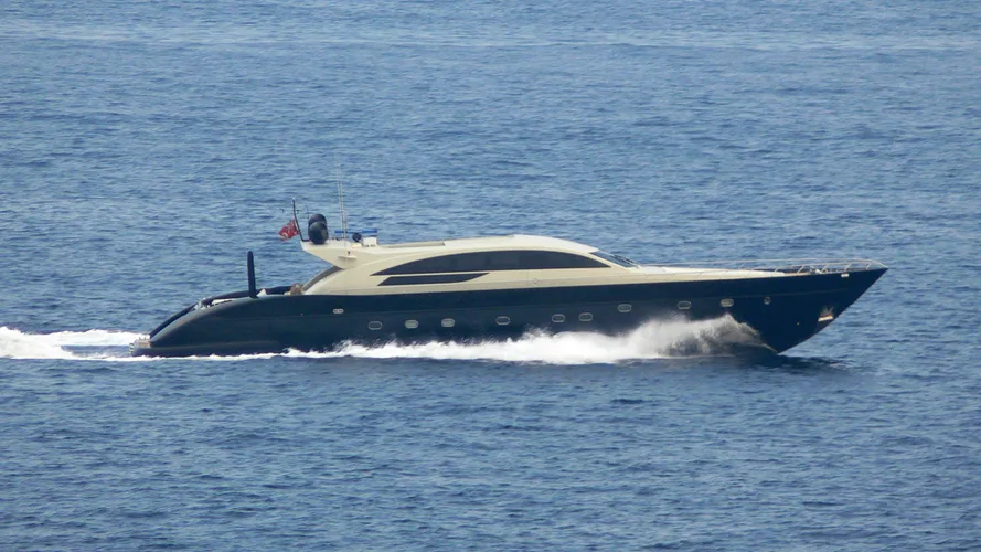 revolver-yacht-exterior