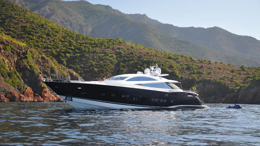 LA-GIOCONDA-yacht-profile-at-anchor