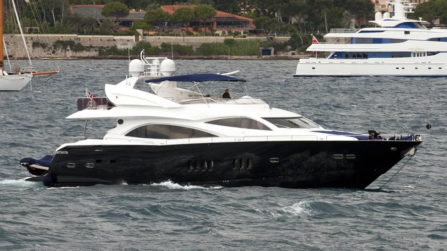 honey-bear-yacht-exterior