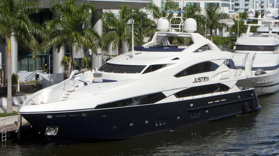 vegas-yacht-exterior