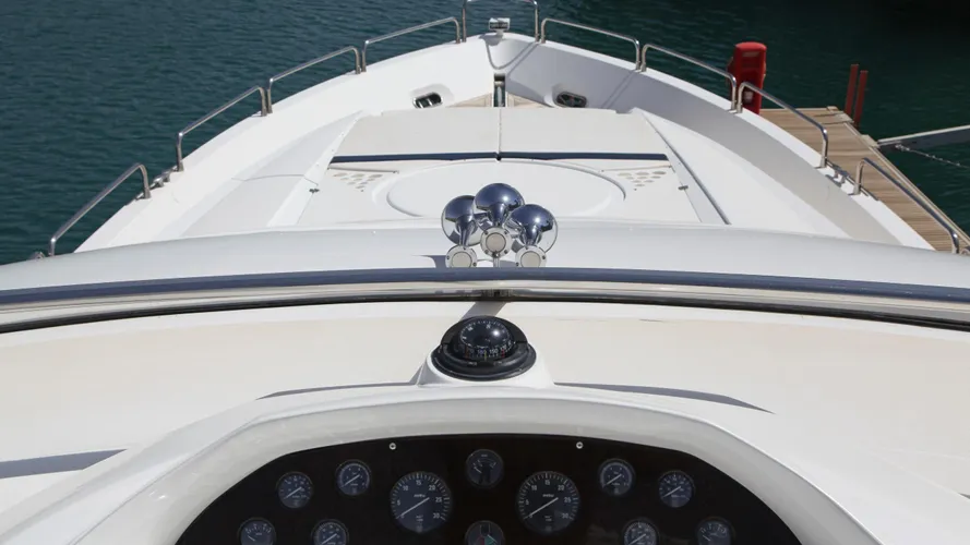 sunseeker-94-yacht-bow
