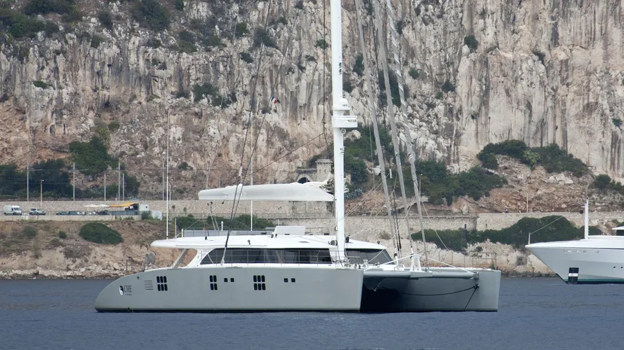 che-yacht-exterior
