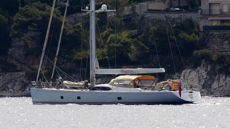 illusion-yacht-exterior