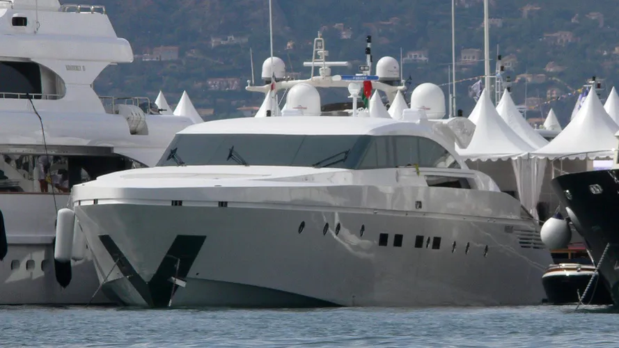 futura-yacht-exterior