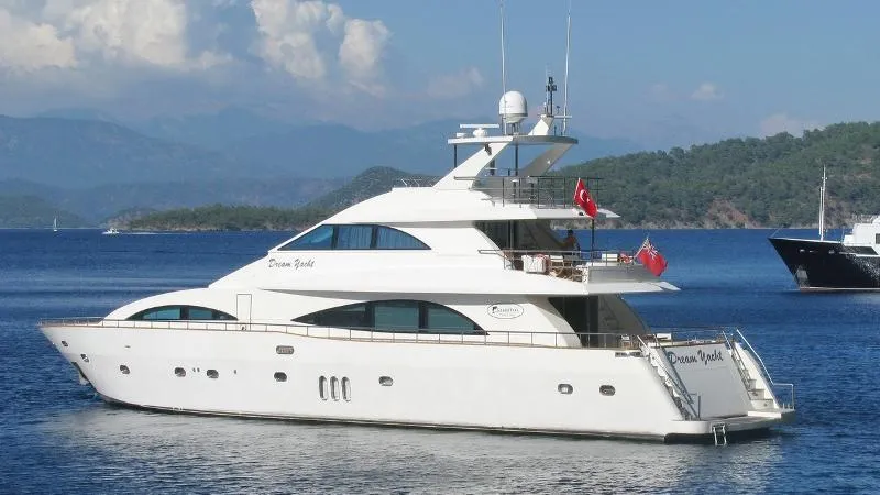dream-yacht-at-anchor
