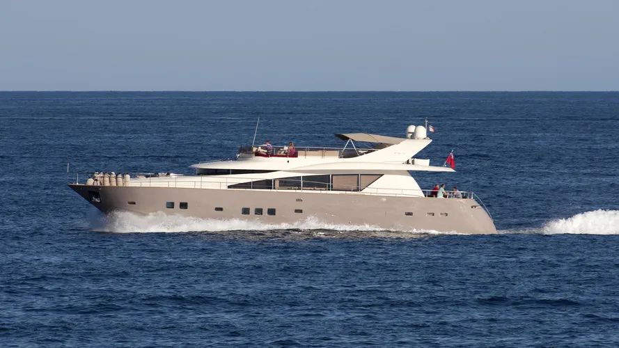 soja-yacht-exterior