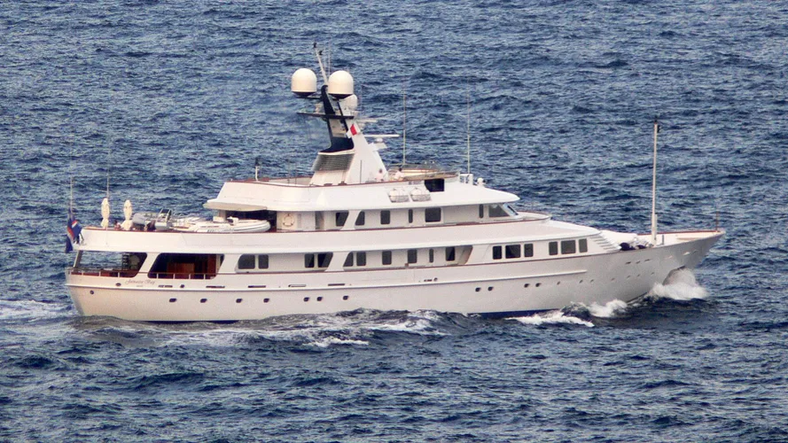 legend-yacht-exterior