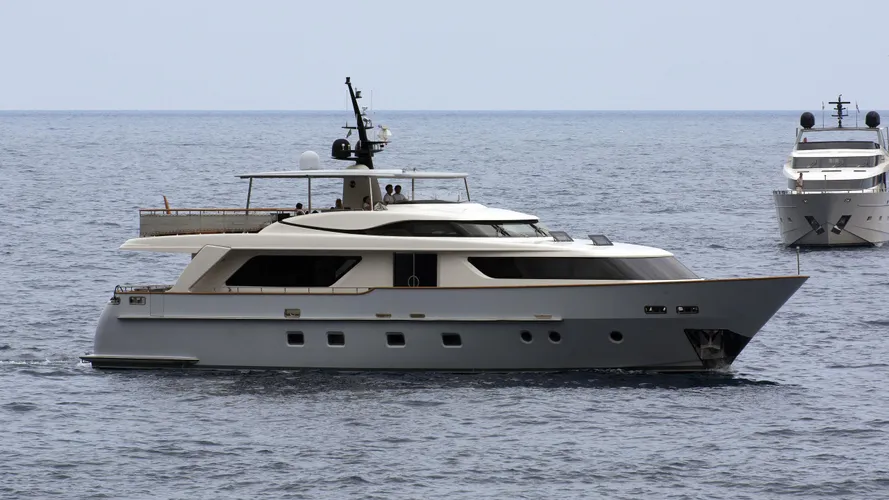 telli-3-yacht-exterior