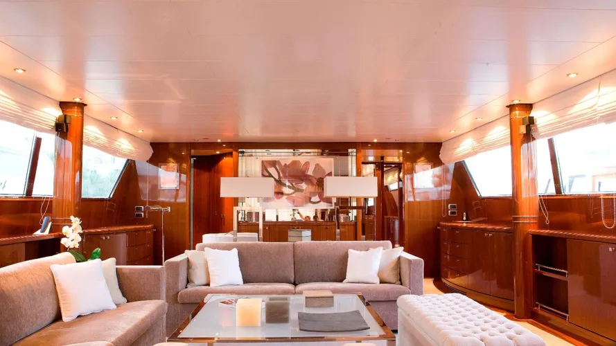 las-brisas-yacht-saloon