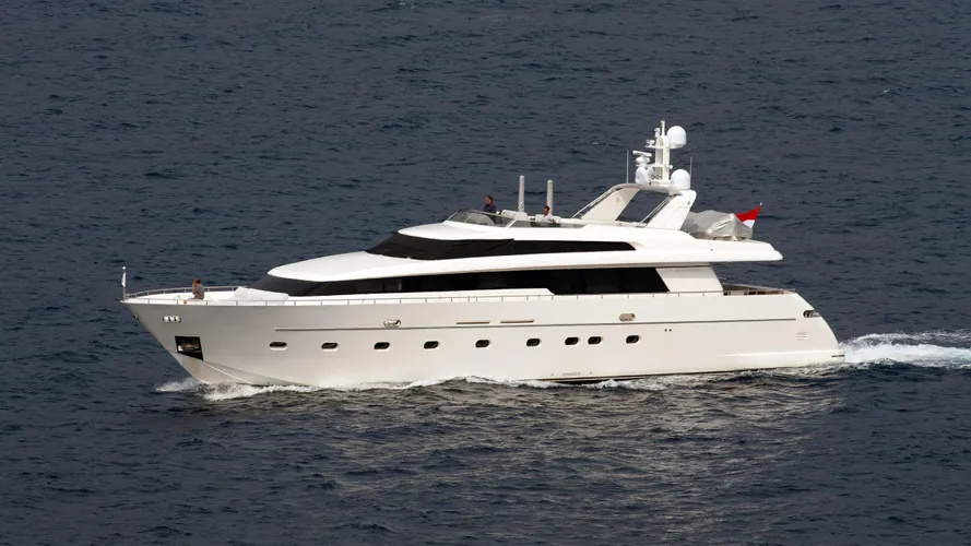 alpha-papa-yacht-exterior