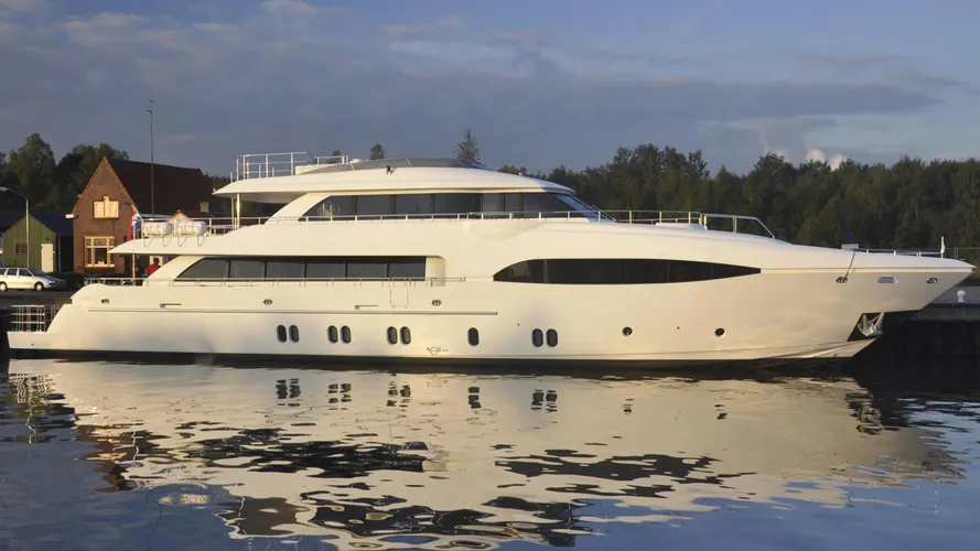 CRYSTAL-yacht-profile