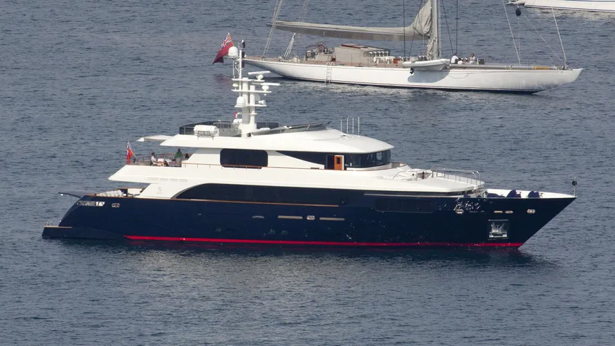 apola-amapolla-yacht-exterior