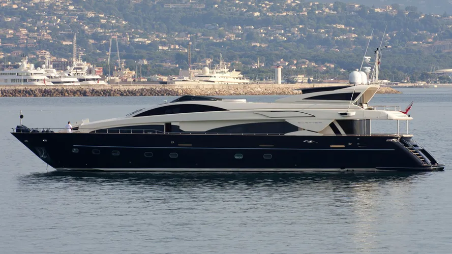 iona-g-yacht-exterior