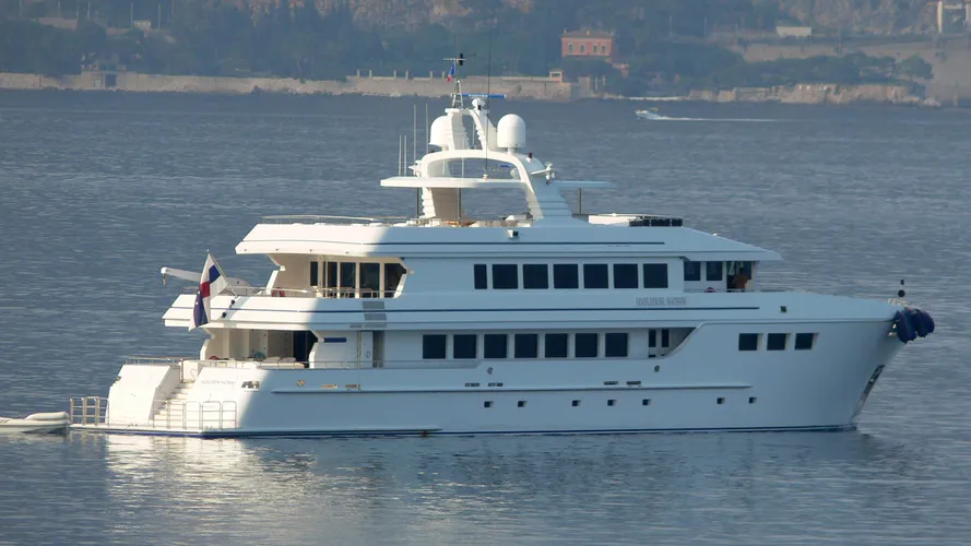 golden-horn-yacht-exterior