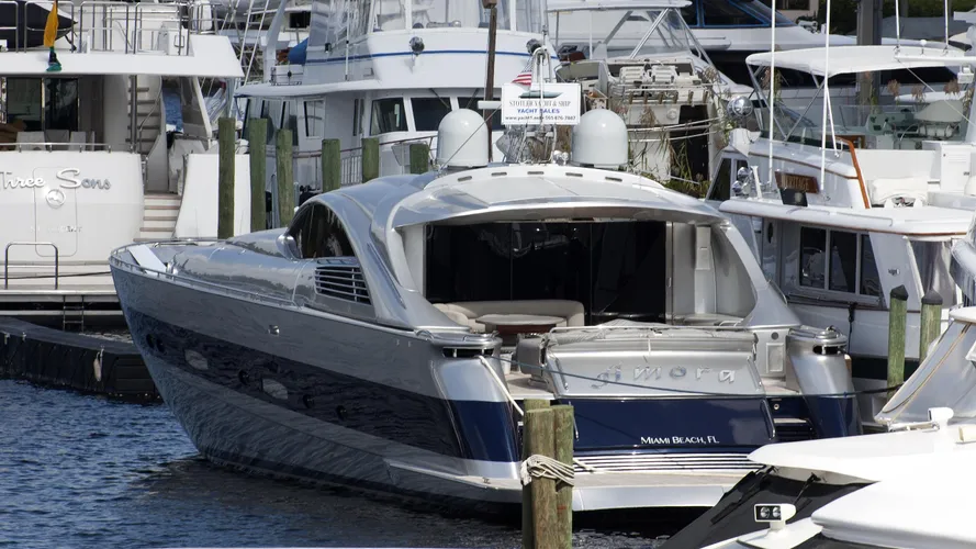 amora-yacht-exterior