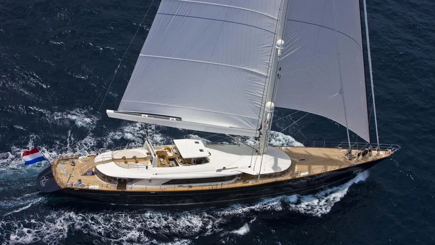 Salute-yacht-aerial-sailing