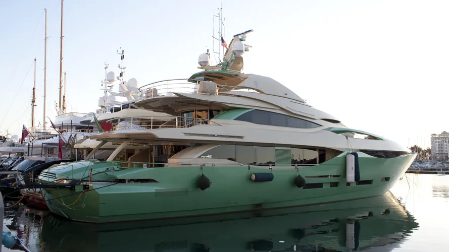 almaha bibich too motoryacht peri yachts 41m 2009 half stern