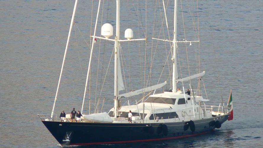 clan-vi-yacht-exterior