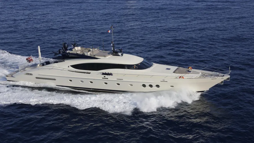 vanquish-yacht-cruising