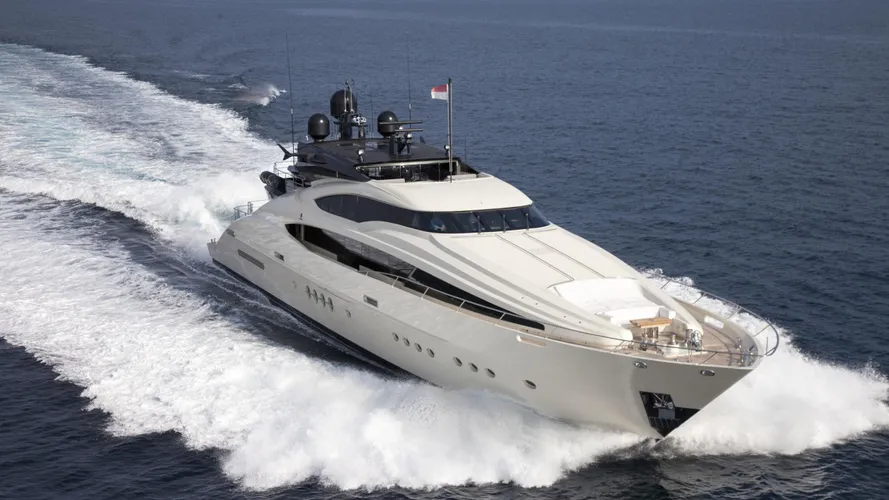 vantage-yacht-cruising