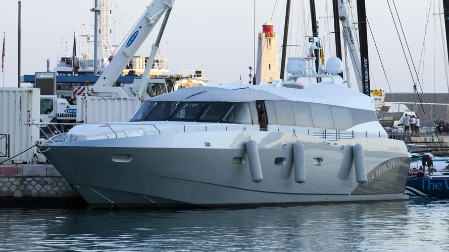 oci-ciornie-yacht-exterior