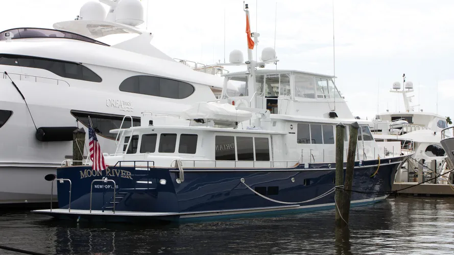 excel-yacht-exterior