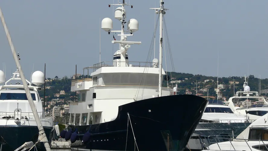 dione-sky-yacht-exterior
