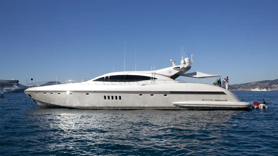 ares-yacht-exterior