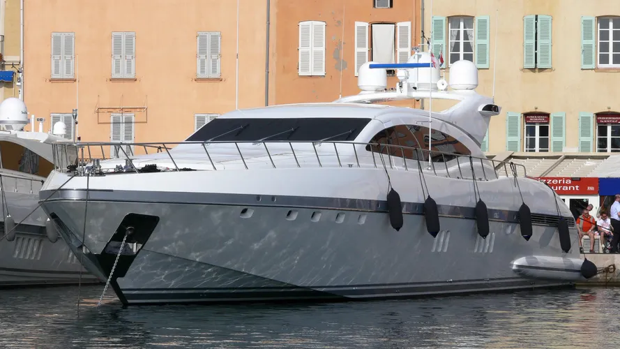 mosking-yacht-exterior