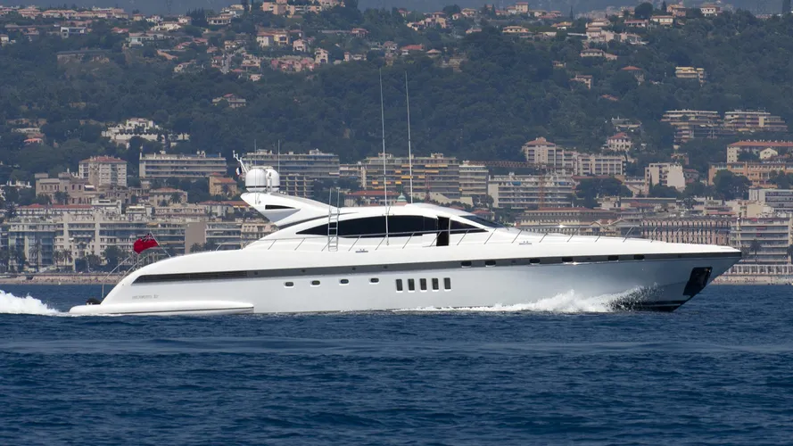 geni-yacht-exterior