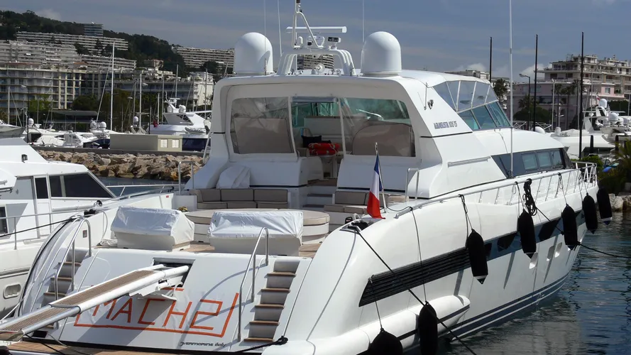 ares-yacht-exterior