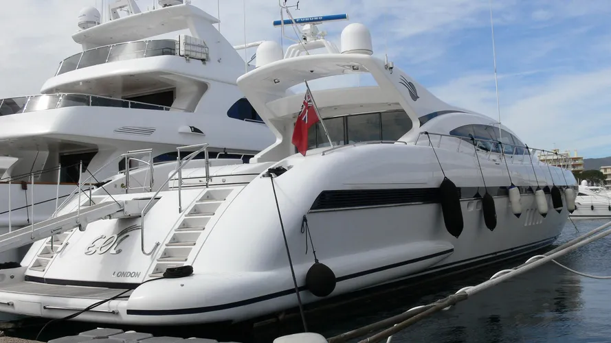 eol-yacht-exterior