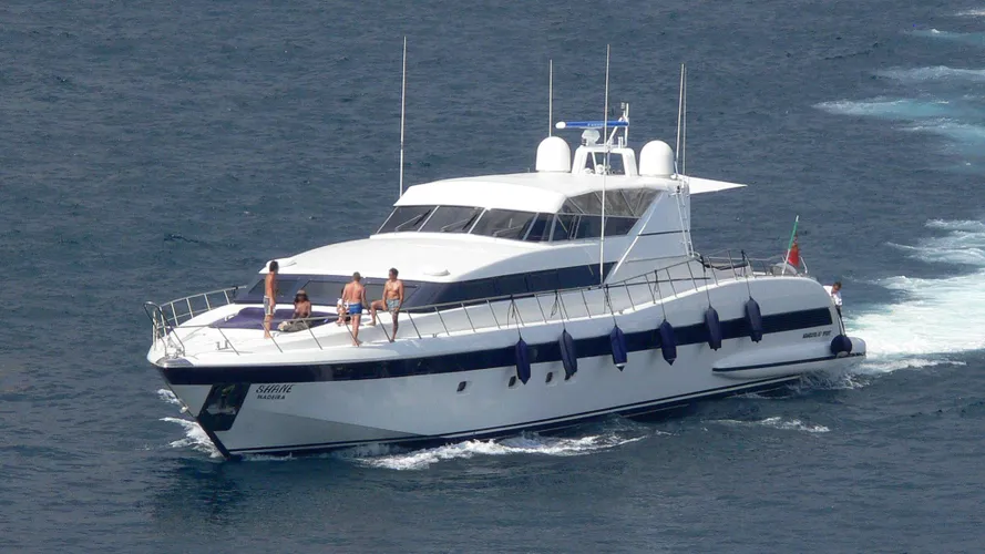 shane-yacht-exterior
