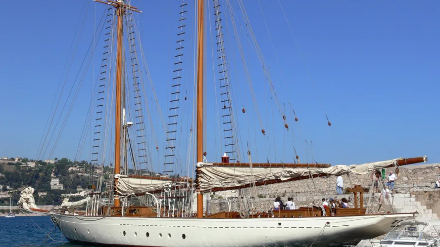 zaca-yacht-exterior