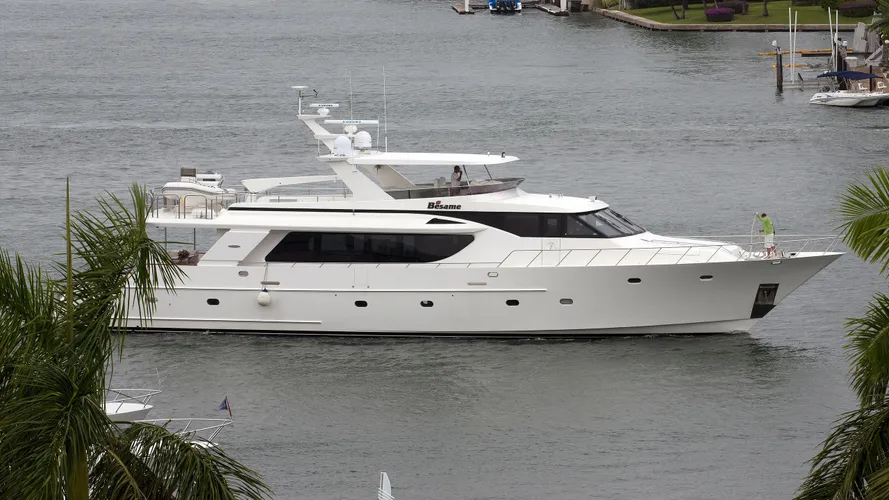 besame-yacht-exterior