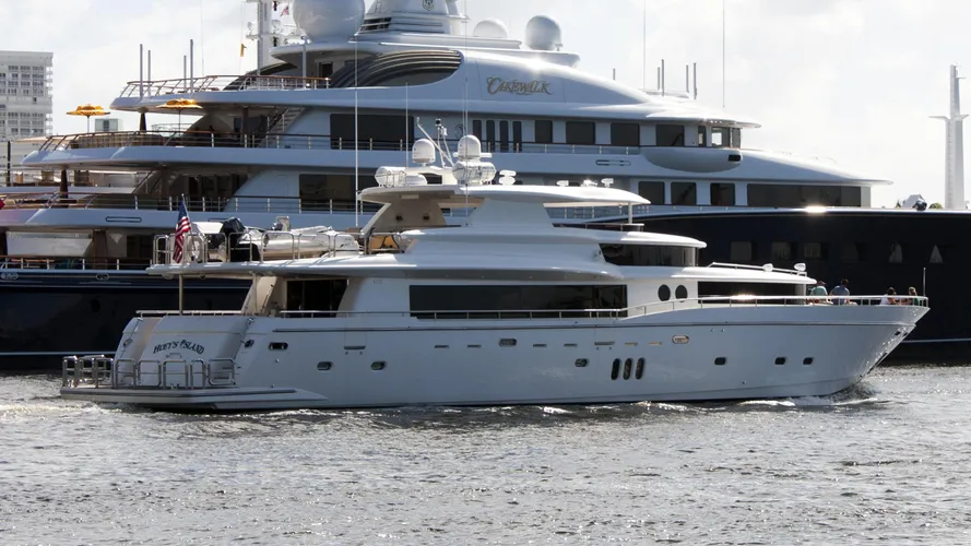 julia-dorothy-yacht-exterior