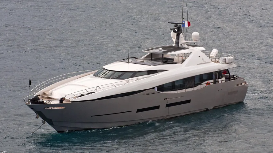 hakuna-matata-motoryacht-peri-yachts-2011-38m-half-profile