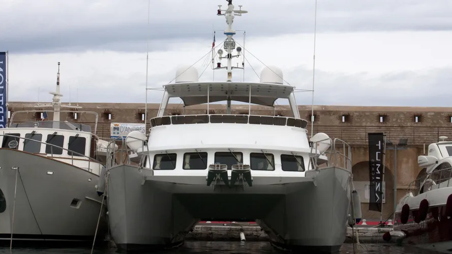 song-saigon-yacht-exterior
