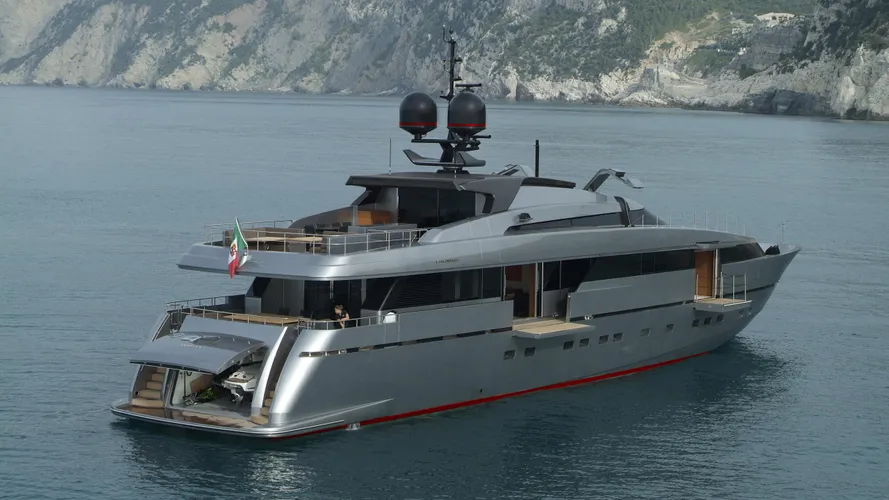 tesoro scorpion motoryacht sanlorenzo alloy 40m 2011 half stern