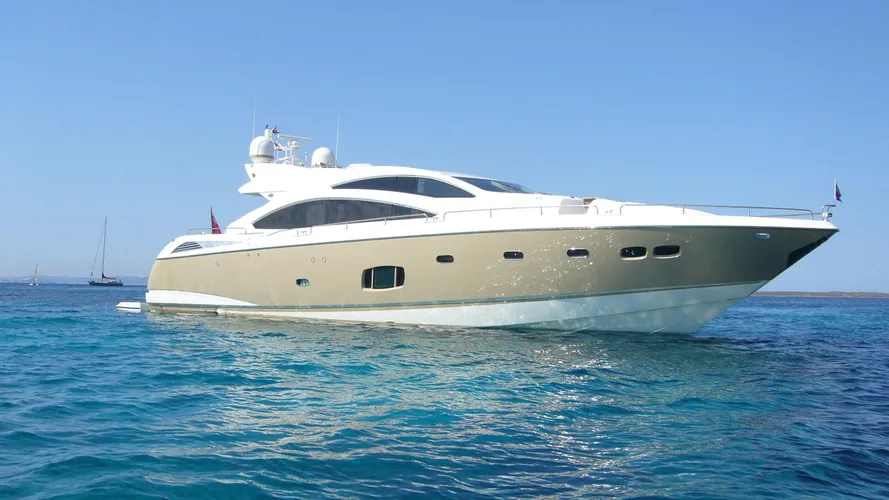 ROBUSTO-yacht-at-anchor