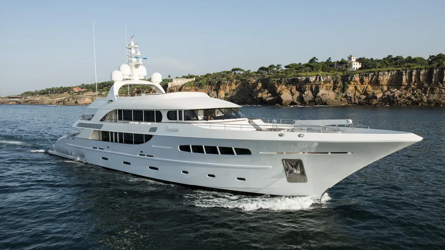 nassima-yacht-running