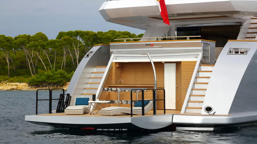 columbus-40S-hybrid-yacht-beach-club