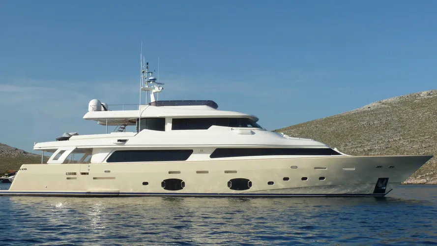 unicorn-yacht-for-sale-profile