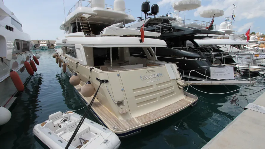 unicorn-yacht-stern